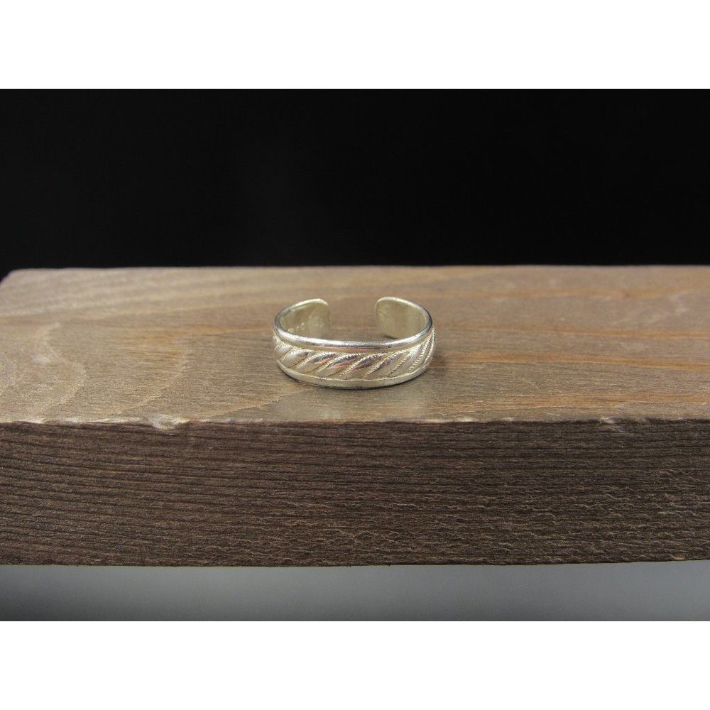 Size 4 Sterling Silver Original Cool Pattern Toe Band Ring Vintage Statement